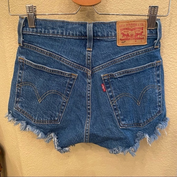 LEVI’S 501 Blue Raw Hem Buttoned Fly Jean Shorts Size 24 - Picture 1 of 7